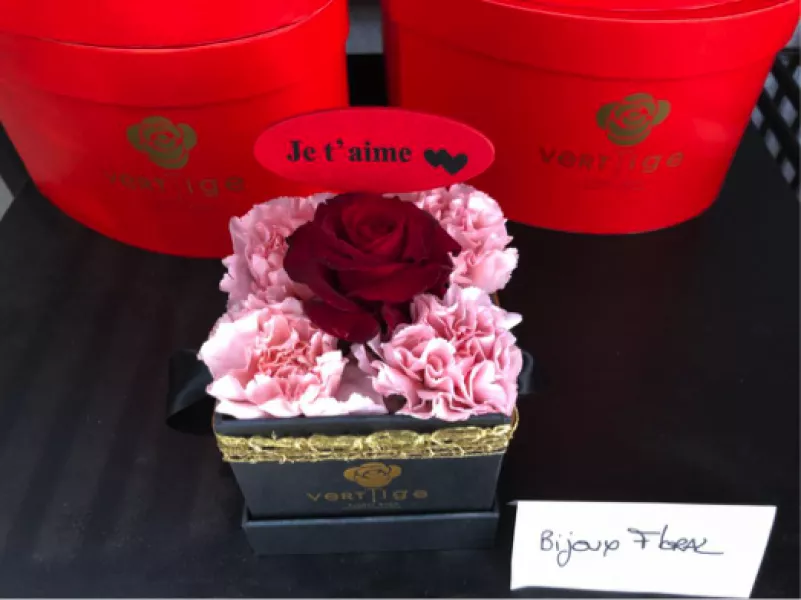 Bijou Floral – Rose & Œillets dans Écrin Noir | Verttige