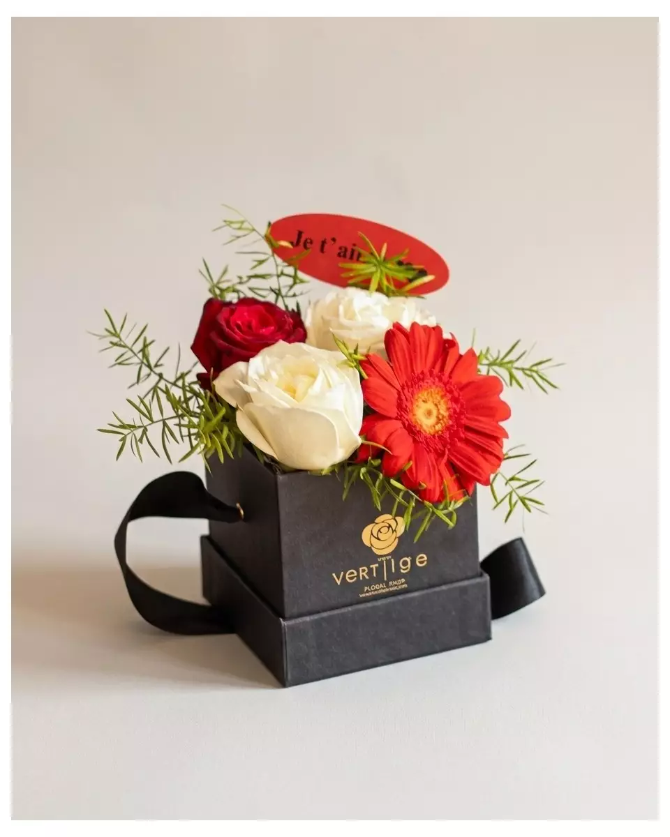 La Boîte à Passion – Fleurs Rouges & Blanches | Fleuriste Dakar
