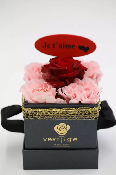 Bijou Floral – Rose & Œillets dans Écrin Noir | Verttige