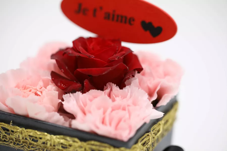 Bijou Floral – Rose & Œillets dans Écrin Noir | Verttige