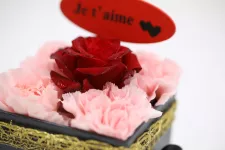 Bijou Floral – Rose & Œillets dans Écrin Noir | Verttige