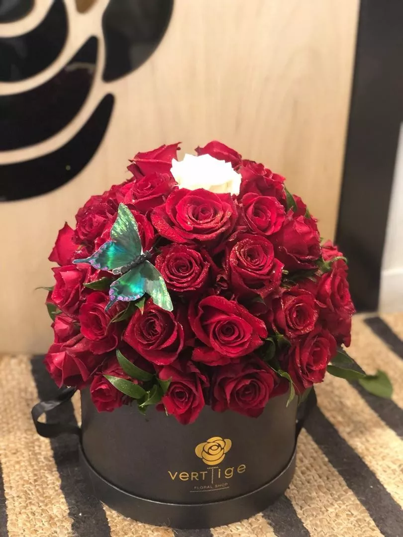 Amour Éternel – Sphère de 40 Roses | Verttige