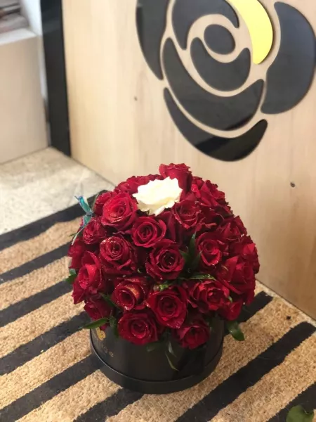 Amour Éternel – Sphère de 40 Roses | Verttige