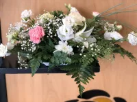 作为中心装饰的大型花卉展示 – vue 2