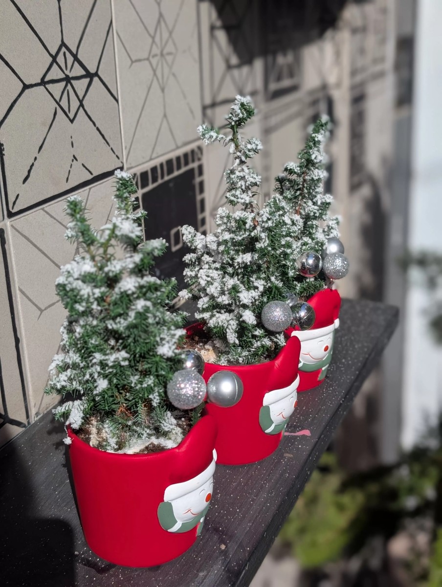 4 Mini Sapins De Noël Décorations - Ornements Voiture Facteur Pompier - NEUF