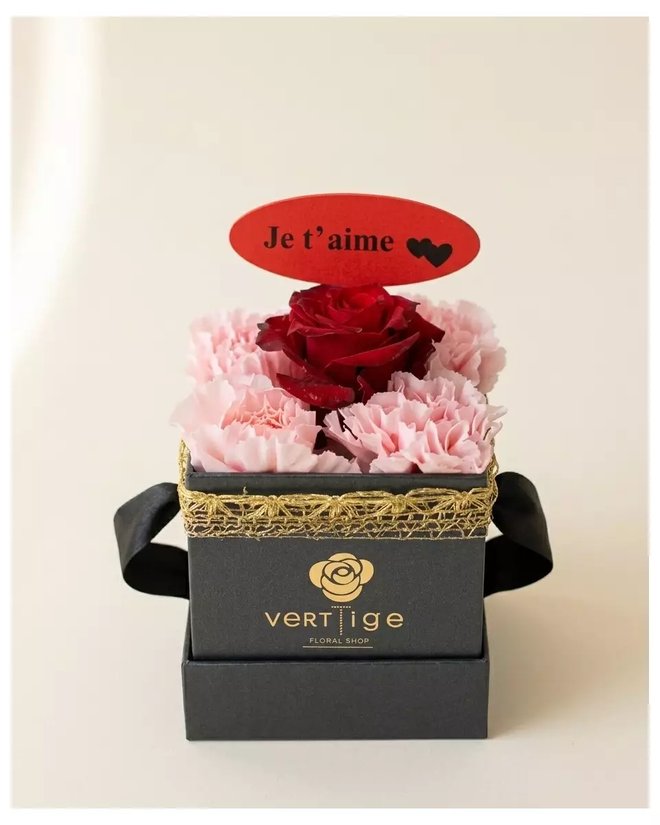 Bijou Floral – Rose & Œillets dans Écrin Noir | Verttige