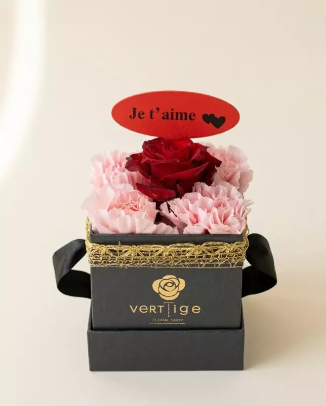 Bijou Floral – Rose & Œillets dans Écrin Noir | Verttige
